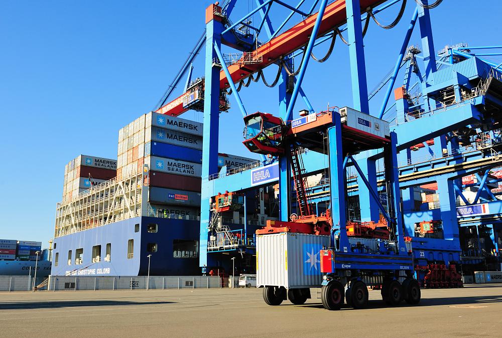 2314_0901 Heck mit Container eines Frachtschiffs - Portalhubwagen mit Containerladung. | Container Terminal Burchardkai CTB